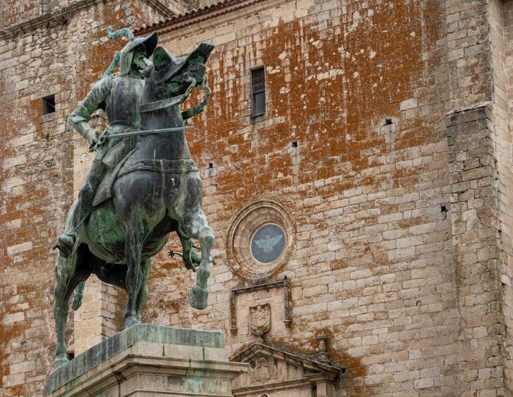 Lugares de Game of Thrones na Espanha - Equestrian statue of Francisco Pizarro in Cáceres, showcasing Gothic architecture.